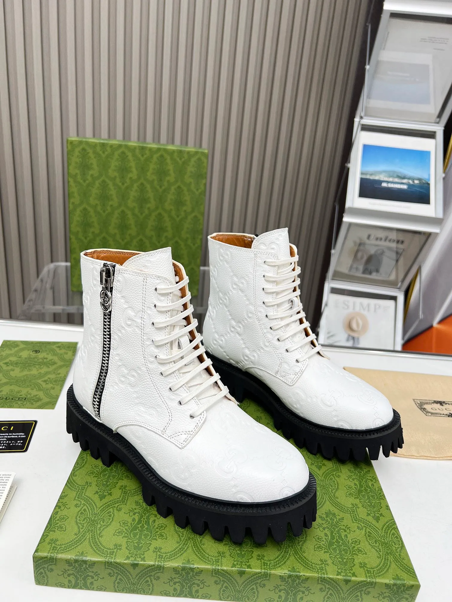 👟👟Ex-factory price 540👟👟 Gucci 2023 super cool Martin boots, the GG logo continues to shine in the new series, comfort and lightness are ingeniously presented on this women's leather boots. The classic GG pattern evolved from the name of the brand's founder, Mr. Guccio Gucci. It was first used in the 1930s. After nearly a century of development, it still provides inspiration for the brand to explore new expressions. Code number:35-43#